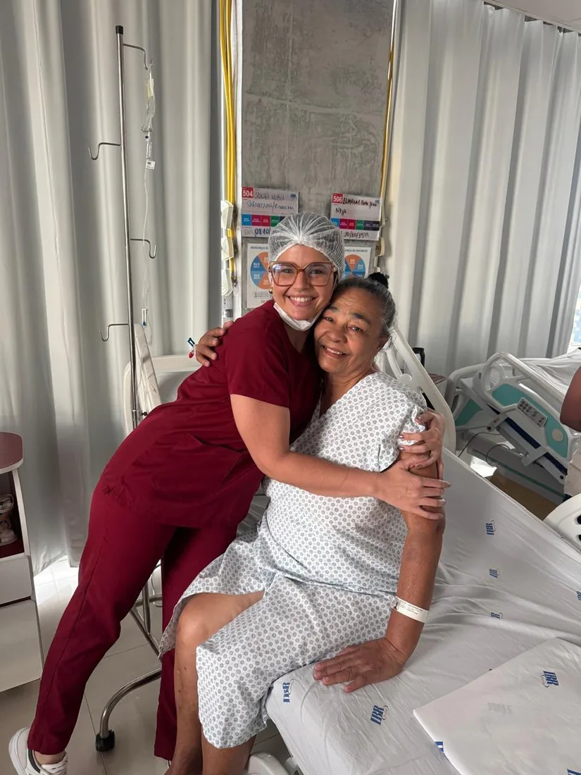 Colaboradora da Alliviun acolhendo paciente com um abraço
