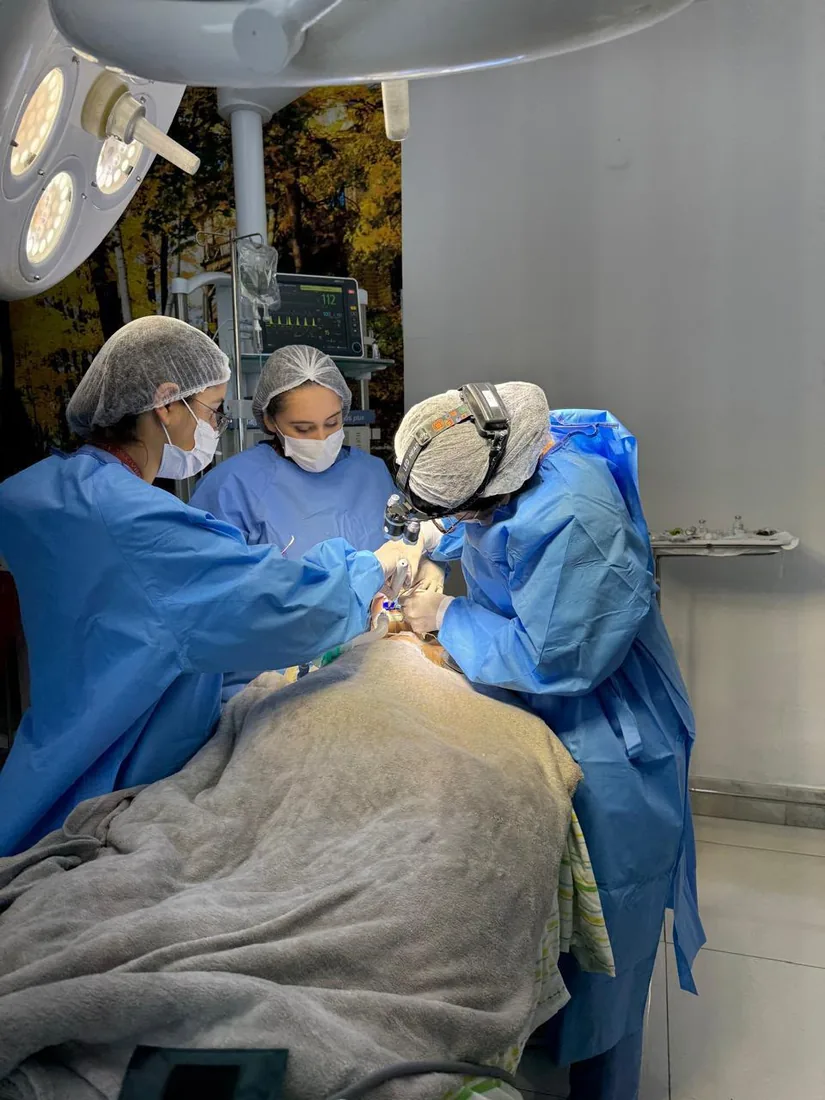 Equipe médica durante procedimento em centro cirúrgico parceiro