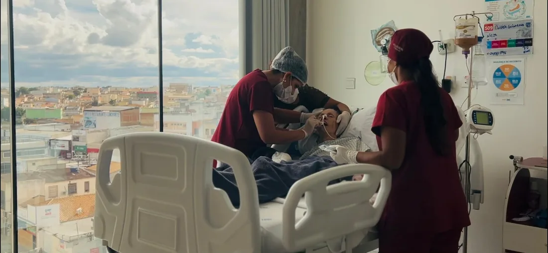 Procedimento sendo realizado com acompanhamento médico