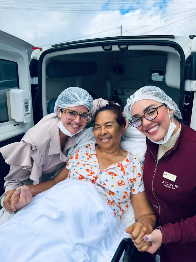 Equipe da Alliviun transportando paciente com carinho